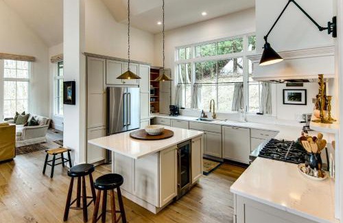 Glenville Casa | Deck and Mountain Views Black Chalet in Glenville