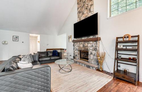 Gouldsboro Casa | Deck, Fire Pit and Beach Access Big Bass Lake Home