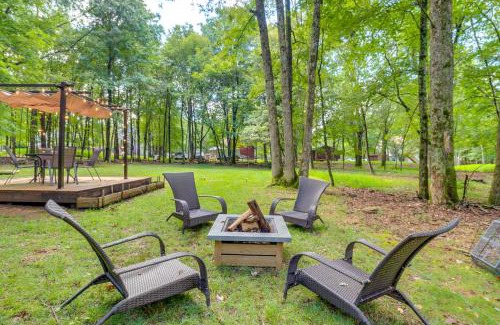 Albrightsville Casa | Deck, Fire Pit and Pool Access Pennsylvania Home!