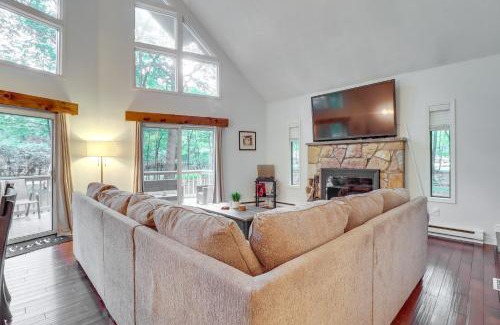 Albrightsville Casa | Deck, Fire Pit and Pool Access Pennsylvania Home!