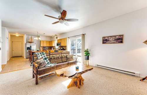 Pocono Lake Cabaña | Deck, Fire Pit & Grill: Spacious Pocono Lake Gem