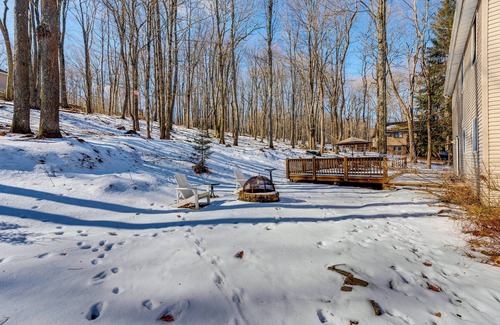 Pocono Lake Cabaña | Deck, Fire Pit & Grill: Spacious Pocono Lake Gem