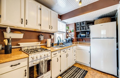Manitou Springs Condominio | Deck & Fire Pit: Manitou Mountain Retreat