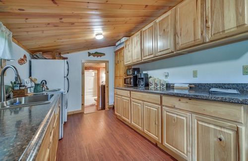 Magalloway Plantation Cabina | Deck + Fire Pit: Nature Lover's Retreat in Maine!