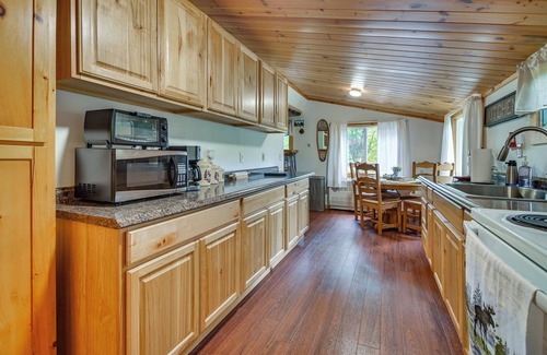 Magalloway Plantation Cabina | Deck + Fire Pit: Nature Lover's Retreat in Maine!