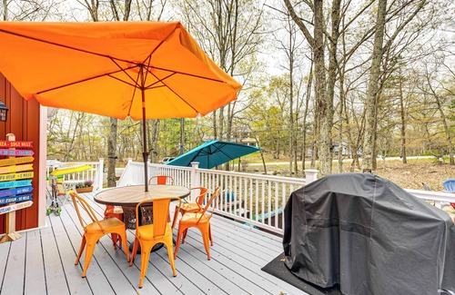 Bushkill Cabina | Deck, Fire Pit & Pool Access at Poconos Retreat!