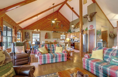 Higden Cabina | Deck & Fire Pit: Waterfront Cabin in Greers Ferry!