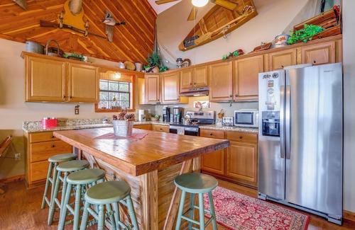 Higden Cabina | Deck & Fire Pit: Waterfront Cabin in Greers Ferry!
