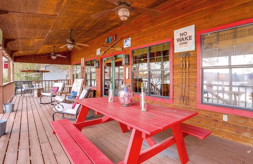 Higden Cabina | Deck & Fire Pit: Waterfront Cabin in Greers Ferry!