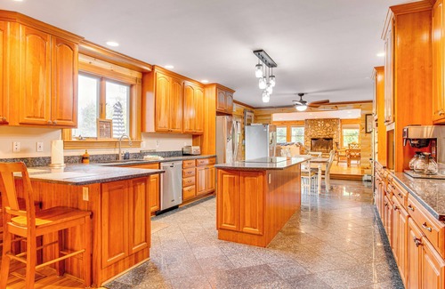 Belmont Casa | Casa Belmont con piscina - ¡5 minutos a Winnipesaukee!