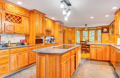 Belmont Casa | Casa Belmont con piscina - ¡5 minutos a Winnipesaukee!