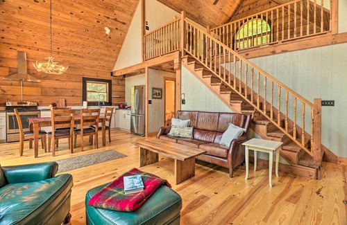 Lynn Cabina | Deck + Game Room: Lakefront Landrum Cabin!