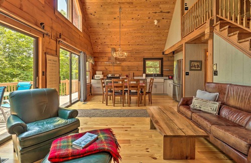 Lynn Cabina | Deck + Game Room: Lakefront Landrum Cabin!