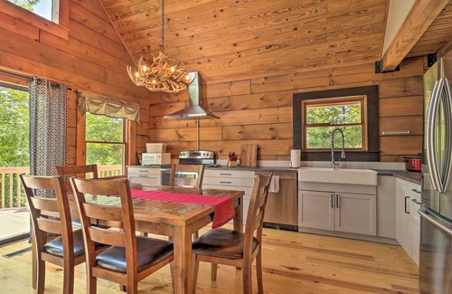 Lynn Cabina | Deck + Game Room: Lakefront Landrum Cabin!