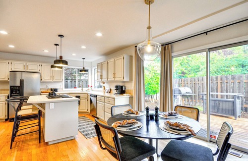 Beaverton Casa | Deck & Gas Fire Pit: Gorgeous Home in Beaverton!