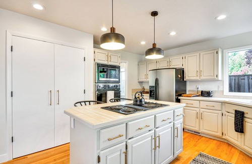 Beaverton Casa | Deck & Gas Fire Pit: Gorgeous Home in Beaverton!