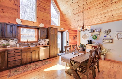 Sparta Cabina | Deck, Gas Grill + Mtn Views: Sparta Cabin Stay!
