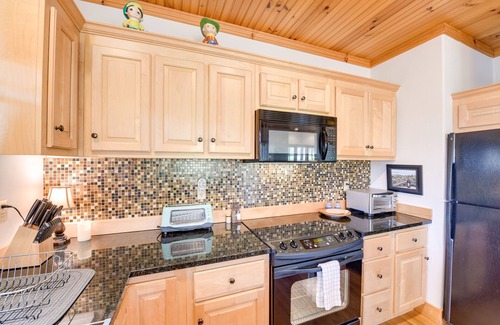 Cashiers Condominio | Inviting Cashiers Condo: Deck & Golf Course Views!