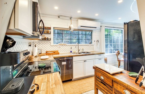 Talking Rock Cabaña | Deck & Grill: 'Cozy Cottage' in Talking Rock!