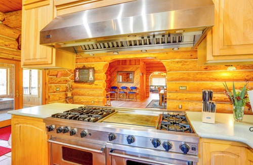 Junction City Cabina | Deck, Grill & River Access: California Escape!