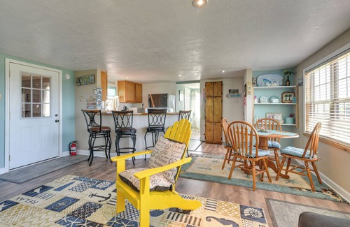 Crystal Beach Cabaña | Deck & Grill: Sunny Cottage in Crystal Beach!