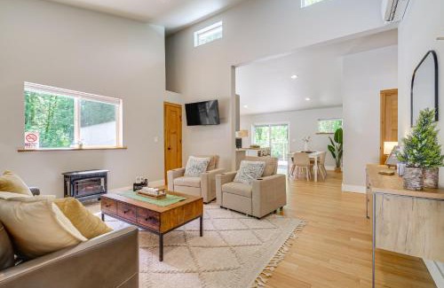 Gold Bar Casa | Deck, Hot Tub and Views Sleek Getaway in Index!