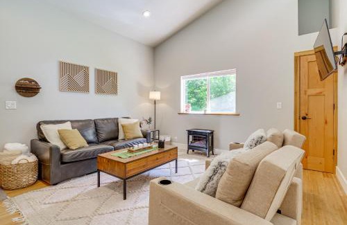 Gold Bar Casa | Deck, Hot Tub and Views Sleek Getaway in Index!