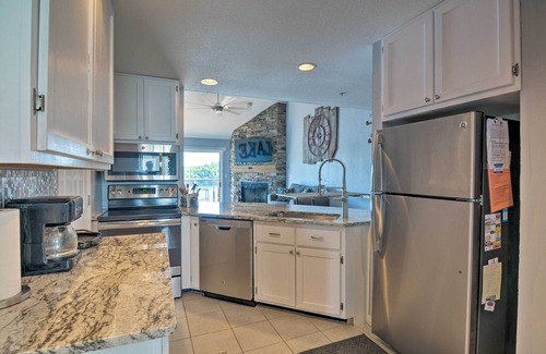 Kaiser Condominio | ¡NUEVO! Lake of the Ozarks Condo con terraza, piscina y vistas