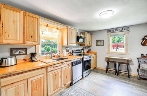 Piney Creek Cabina | Deck & Scenic View: Historic Cabin in Piney Creek!