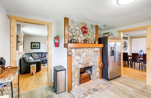 Piney Creek Cabina | Deck & Scenic View: Historic Cabin in Piney Creek!