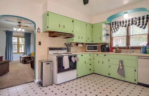 Rock Rapids Casa | Deck & Spacious Yard: Family Home in Rock Rapids!