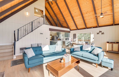 Yosemite Lakes Cabina | Deck + Views: Scenic Yosemite Lakes Retreat