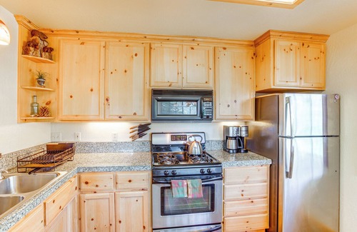 Bear Valley Cabina | 1 Mi to Skiing: Cabin w/ Deck in Bear Valley!