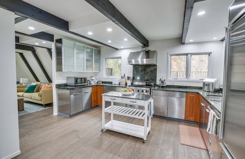 Arrowbear Lake Cabina | Modern Arrowbear Lake Cabin w/ Tree-Lined Views!