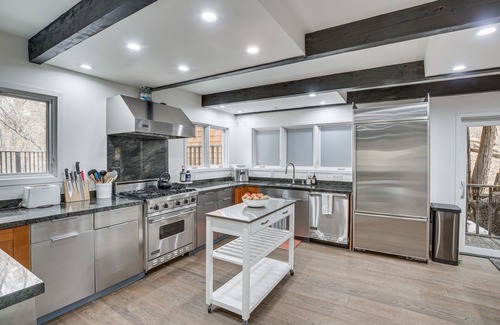 Arrowbear Lake Cabina | Modern Arrowbear Lake Cabin w/ Tree-Lined Views!
