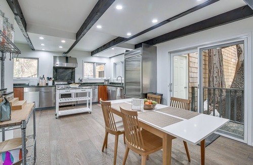 Arrowbear Lake Cabina | Modern Arrowbear Lake Cabin w/ Tree-Lined Views!