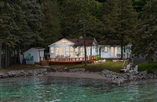 Lake Township Casa | Deckside Dreams on Crystal Lake
