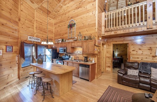 Sevierville Cabina | Declan's View - Cozy 1 bedroom with Game room and Great Mountain Views! 1 Cabin by RedAwning