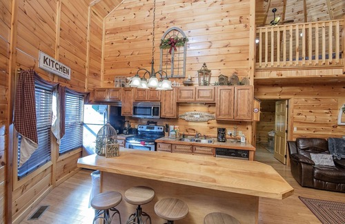 Sevierville Cabina | Declan's View - Cozy 1 bedroom with Game room and Great Mountain Views! 1 Cabin by RedAwning