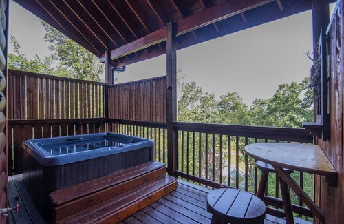Sevierville Cabina | Declan's View - Cozy 1 bedroom with Game room and Great Mountain Views! 1 Cabin by RedAwning