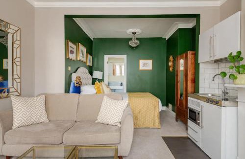 Brighton Apartamento | Deco Studio: King bed, kitchenette, stylish & comfortable
