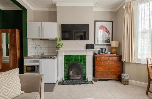 Brighton Apartamento | Deco Studio: King bed, kitchenette, stylish & comfortable