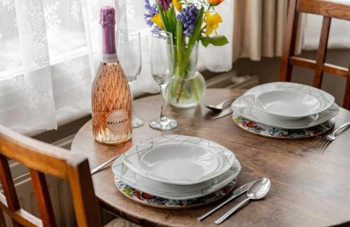 Brighton Apartamento | Deco Studio: King bed, kitchenette, stylish & comfortable