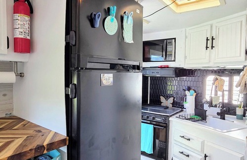 Oswego Casa | Dee's Tranquil Escape by the Lake a Cozy Camper in Oswego NY with AC & heat