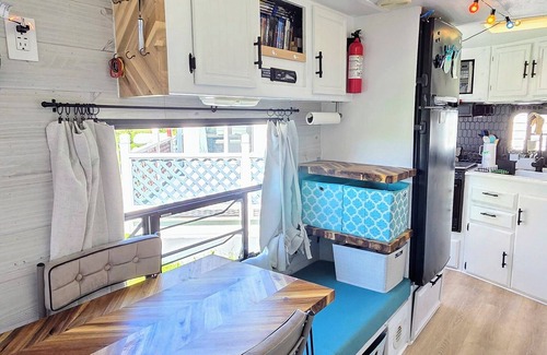 Oswego Casa | Dee's Tranquil Escape by the Lake a Cozy Camper in Oswego NY with AC & heat