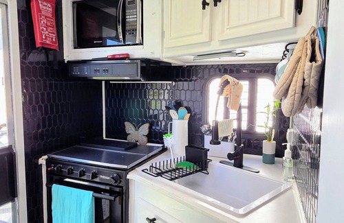 Oswego Casa | Dee's Tranquil Escape by the Lake a Cozy Camper in Oswego NY with AC & heat