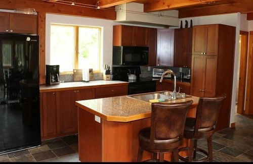 Minturn Casa | Deep Cove - Una acogedora cabaña de postes y vigas