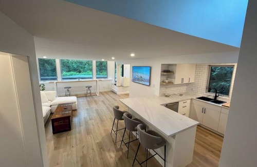 Deep Cove Casa | Deep cove dreaming? Brand new large private condo