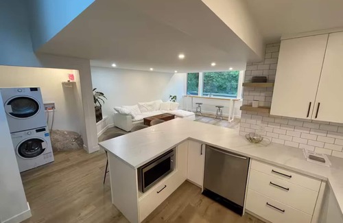 Deep Cove Casa | Deep cove dreaming? Brand new large private condo