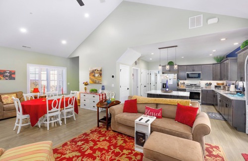 McHenry Casa | Deep Creek Retreat! Hot tub, 85"TV, Grill, all one level. Amazing view!